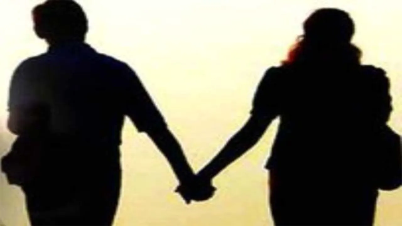 प्रेमी के संग रफुच्चकर हुई तीन बच्चों की मां : पत्नी की तलाश में भटक रहा पति