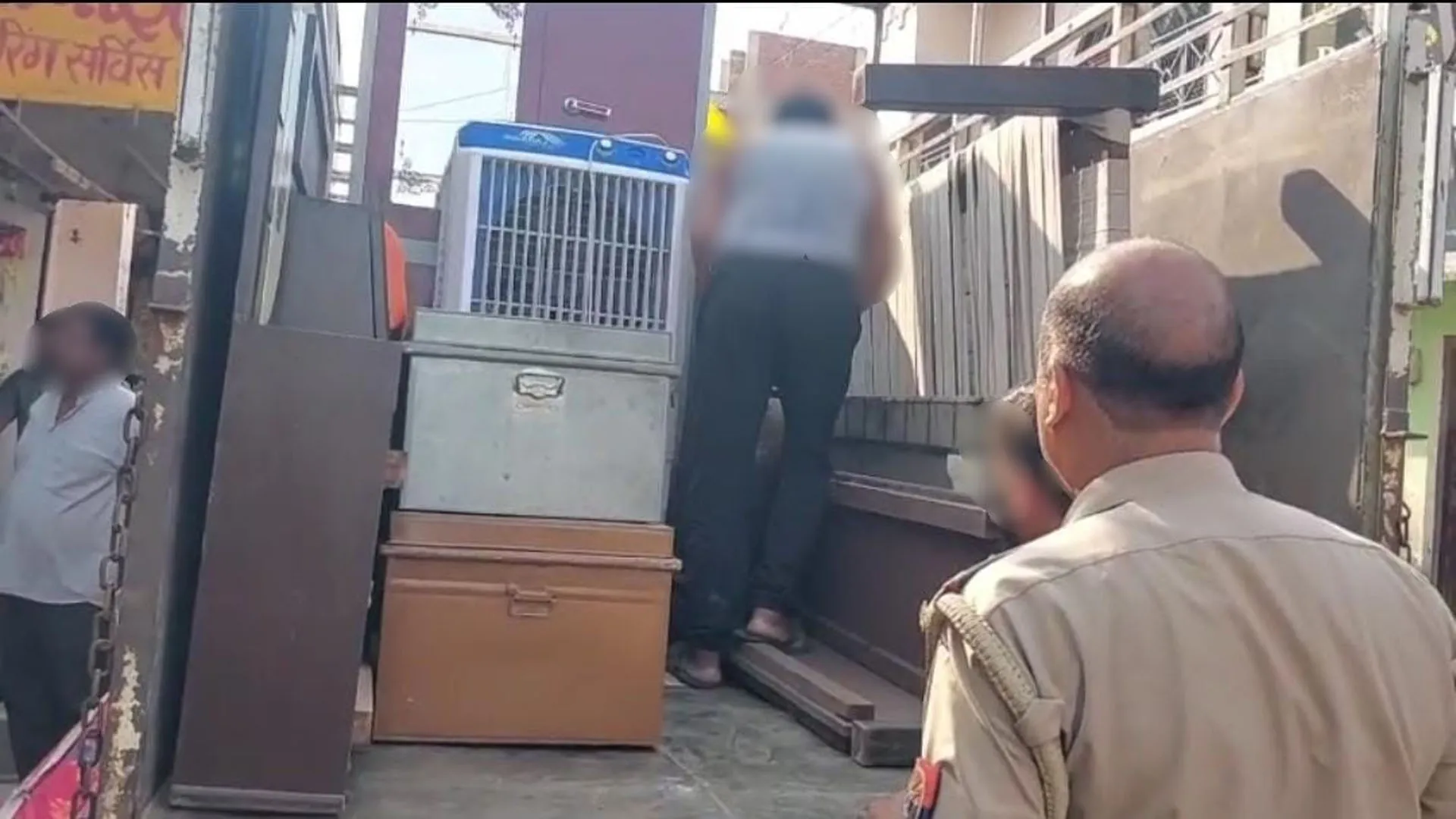 शाहजहांपुर: आयुष हत्याकांड...फरार इनामी शेखर मौर्या की संपत्ति कुर्क