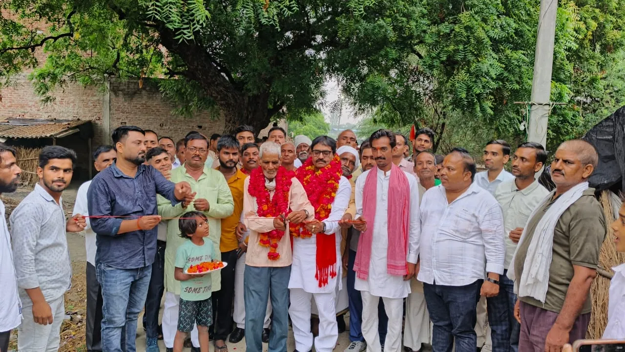 बाराबंकी : क्षेत्र पंचायत निधि से बनी इंटरलॉकिंग सड़कों का विधायक ने किया लोकार्पण