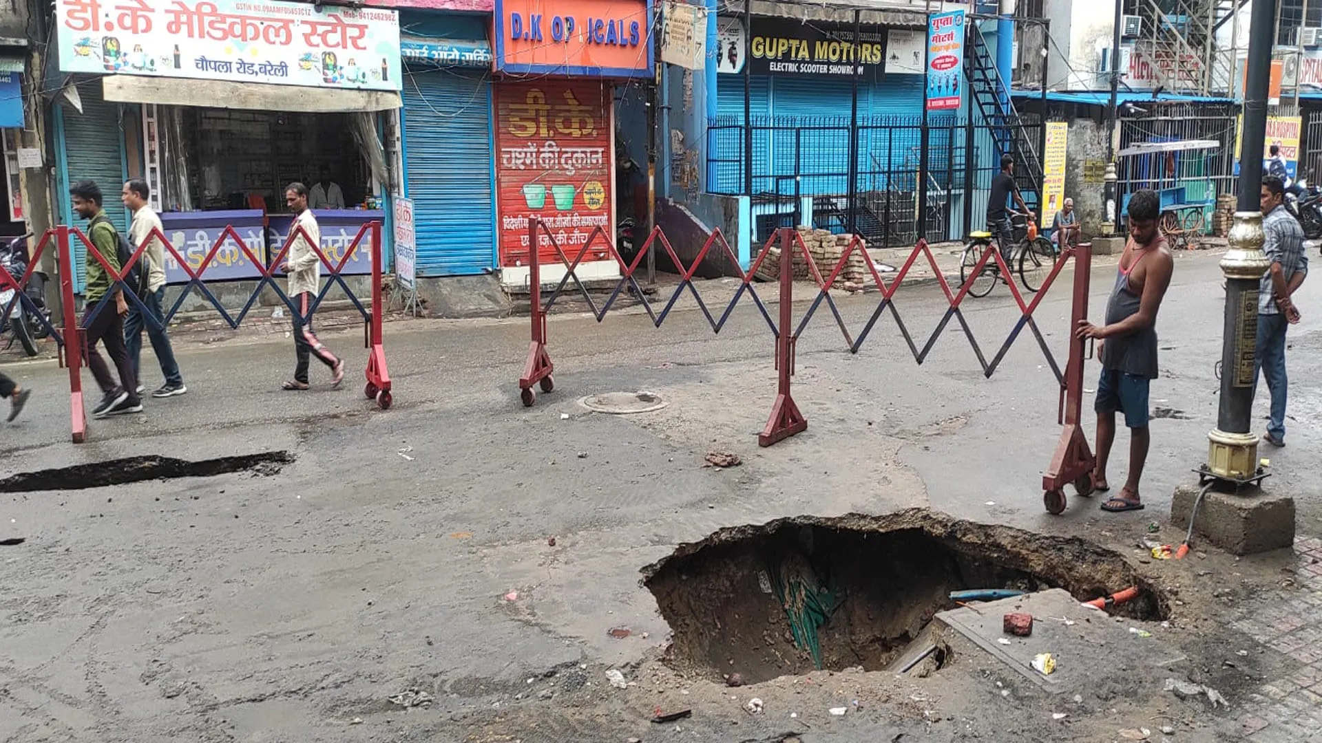 सड़क धंसी