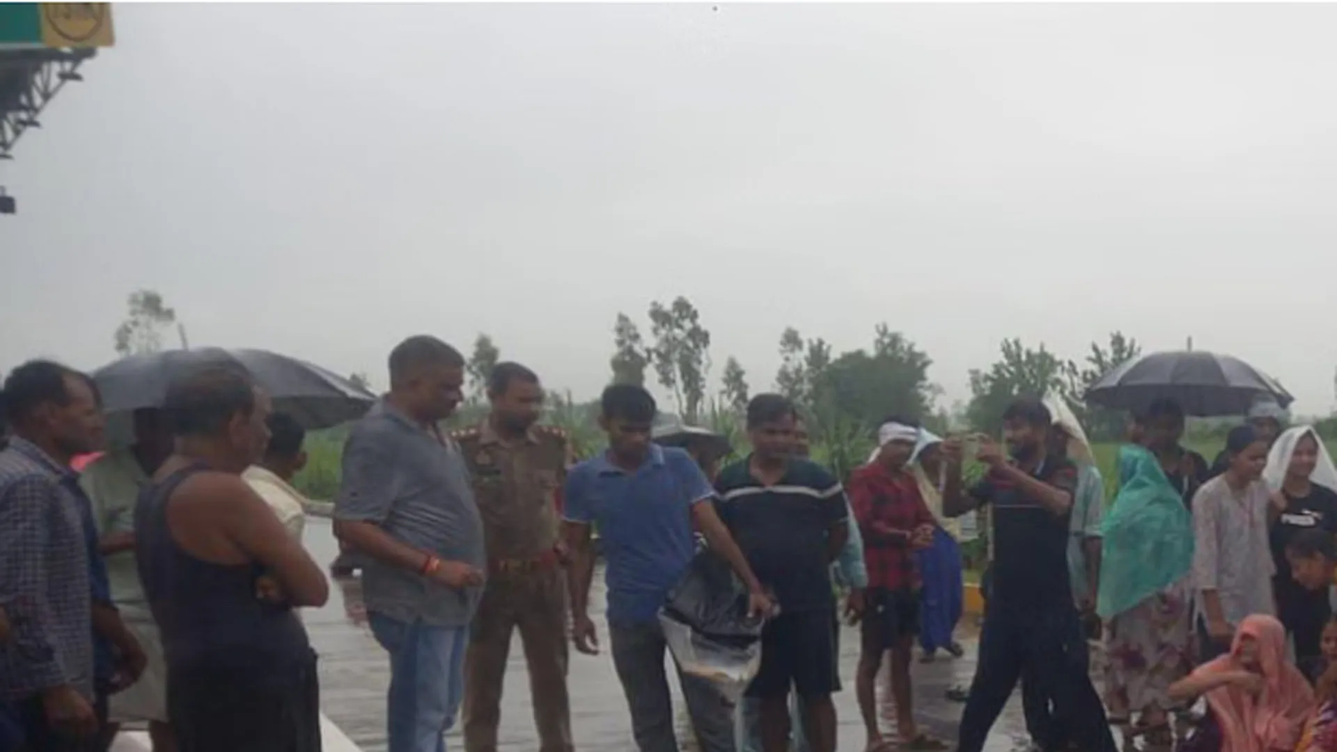 पीलीभीत: बेकाबू ट्रक ने बाप-बेटे को रौंदा...दर्दनाक हादसे में दोनों की मौत