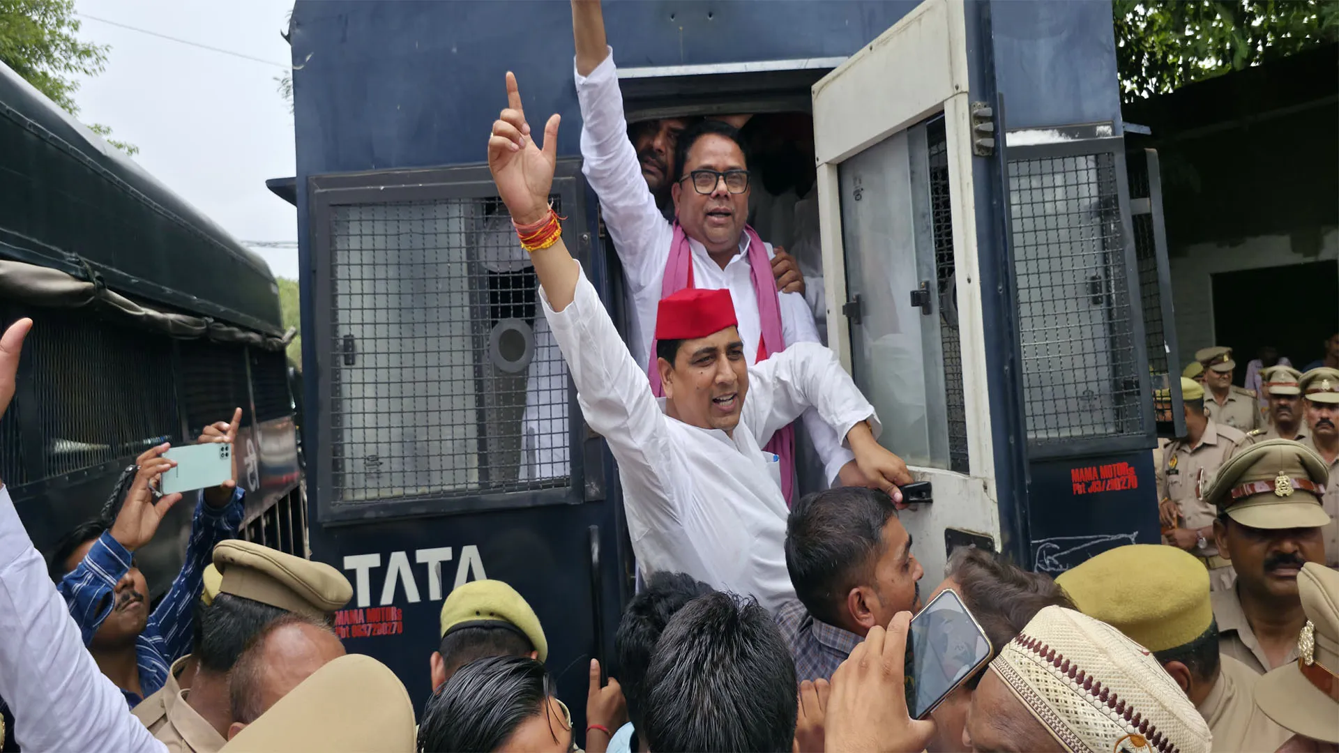 पीलीभीत: सपा कार्यालय पर नगरपालिका ने लिया कब्जा...हंगामे पर सपाई हिरासत में लिए गए