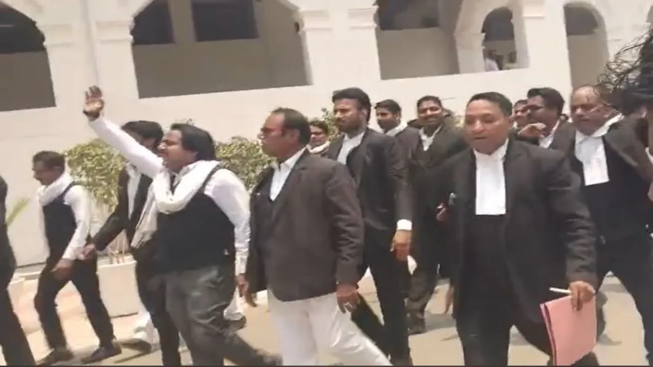 प्रयागराज में अधिवक्ताओं और नगर निगम के बीच तनातनी