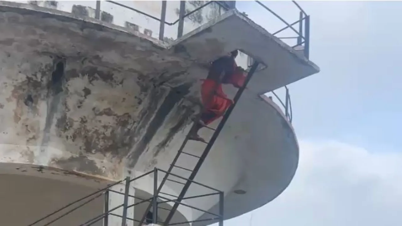 लखनऊ : सिविल अस्पताल के पास पानी की टंकी पर चढ़ा पुजारी