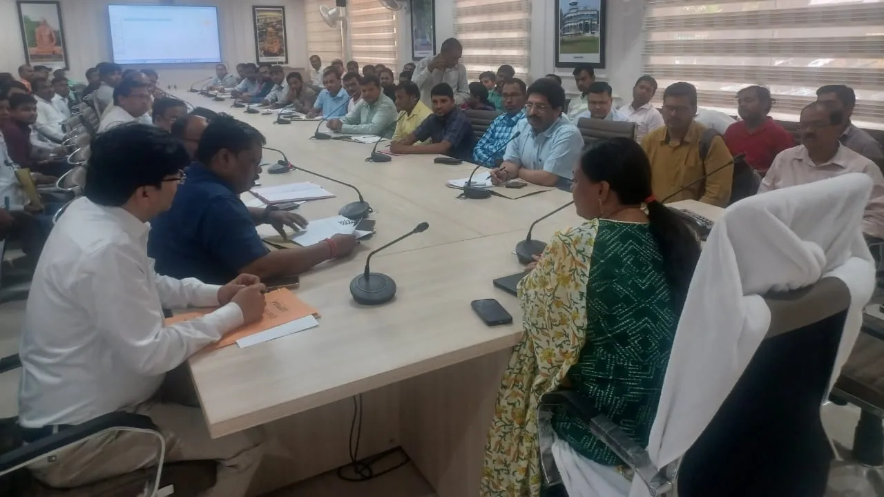 प्रयागराज में सीडीओ ने अनुपस्थित आठ अधिकारियों का रोका वेतन