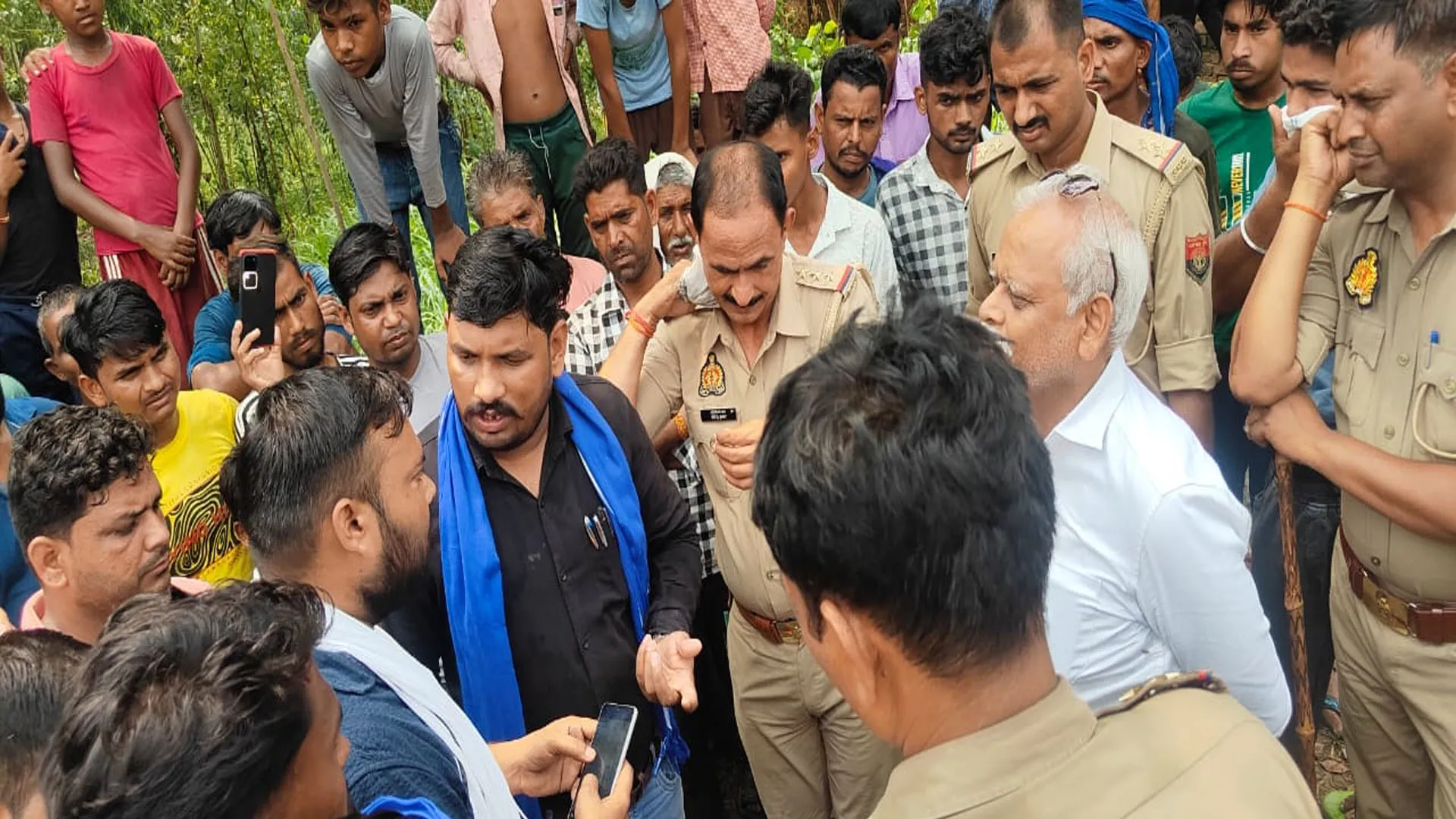 Bareilly: बिना अनुमति लगाई बाबा साहब आंबेडकर की प्रतिमा...हटाने पर खूब हुआ हंगामा