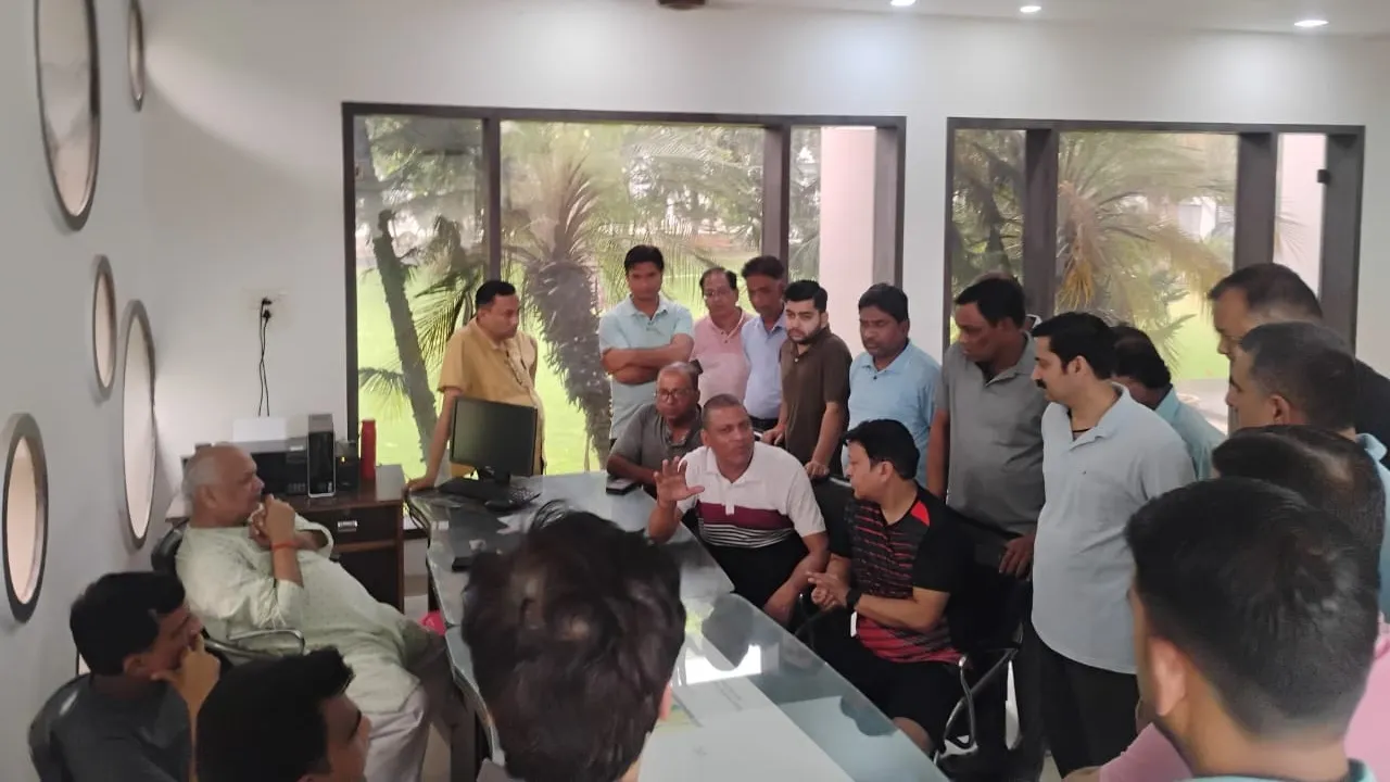 शाहजहांपुर : बाशिंदों को क्लब देने का वादा किया अब मुकर रहे कालोनाइजर