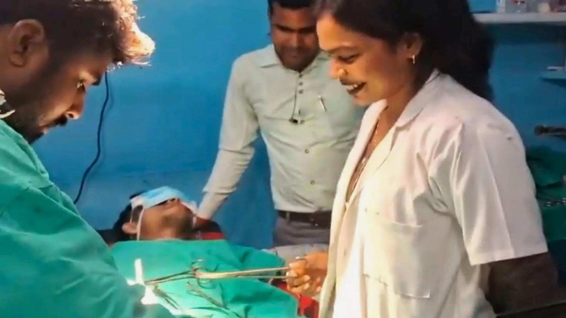 लखीमपुर खीरी: ऑपरेशन के दौरान कॉमेडी सर्कस...डॉक्टरों की हंसी ठिठोली का वीडियो वायरल