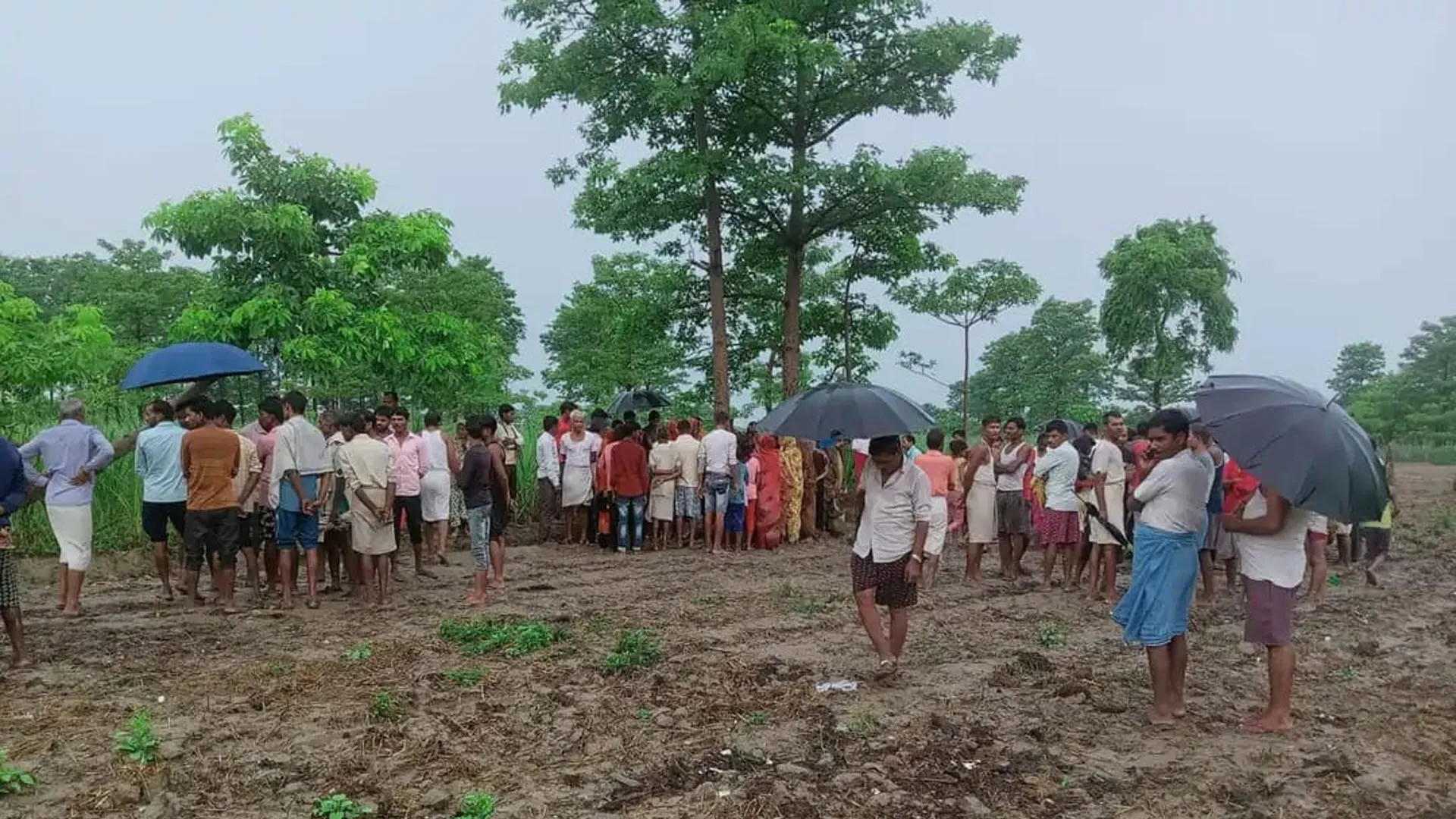 लखीमपुर खीरी: संदिग्ध हालात में खेत में मिला शव...हत्या की आशंका 