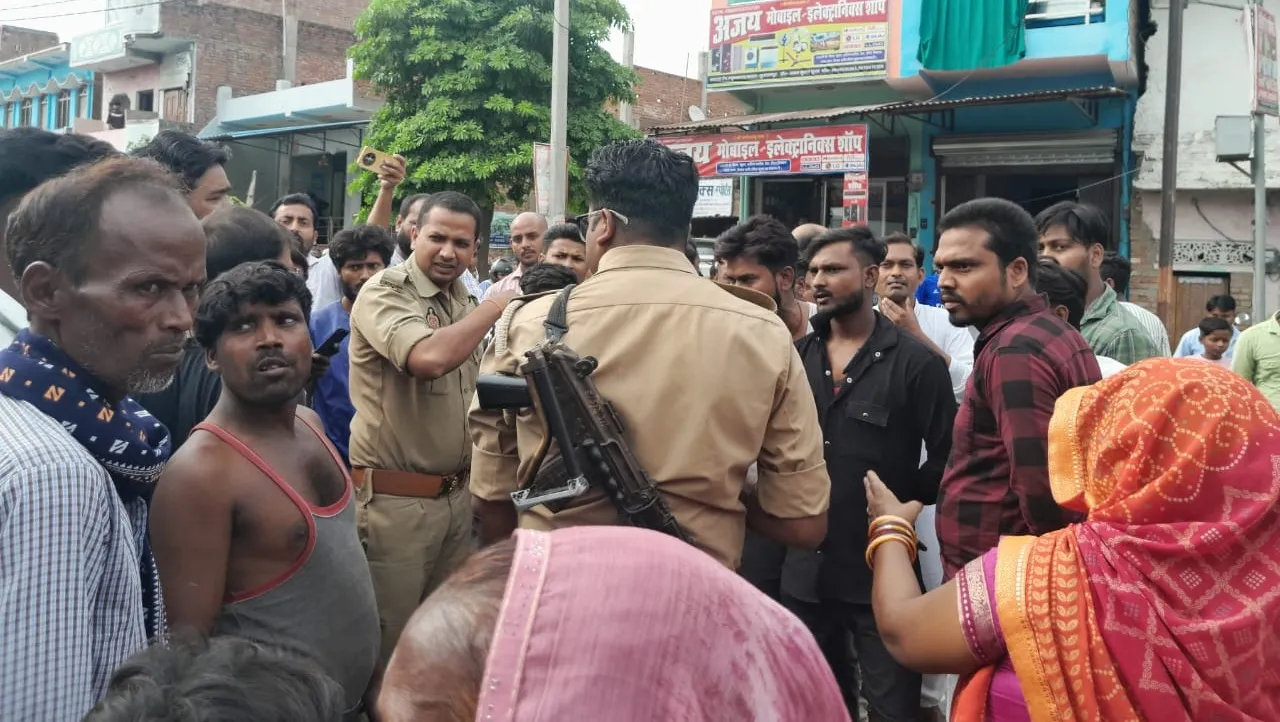 Sultanpur Crime News : सुल्तानपुर में पुलिस की पिटाई के विरोध में हाईवे जाम