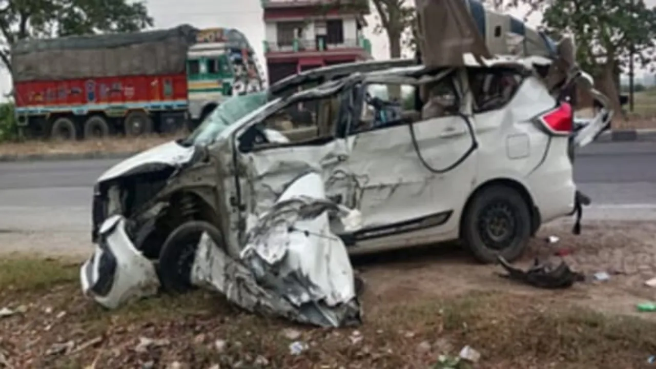 shahjahanpur news : ट्रक से टकराई कार, महिला की मौत, छह घायल