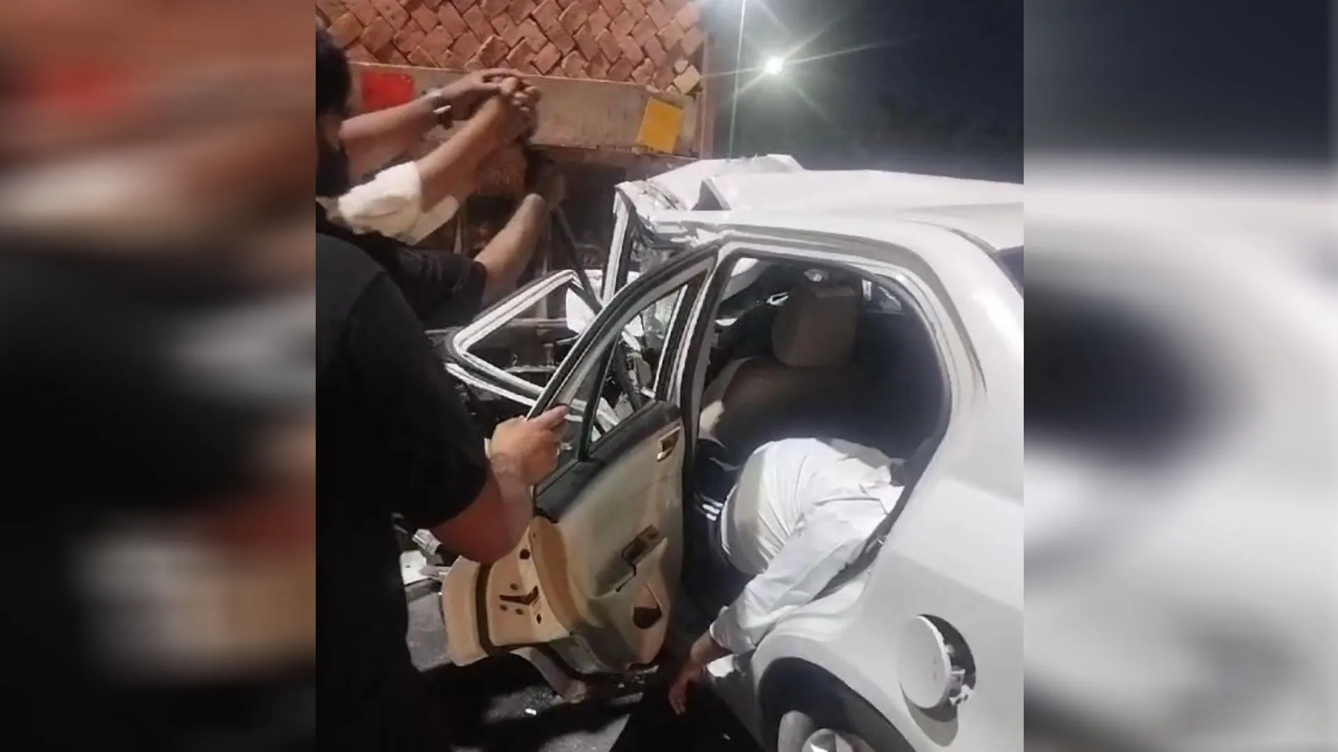 अमरोहा: रफ्तार ने छीनीं दो जिंदगियां...कार सवारों के लिए काल बनी ईंट लगी ट्रैक्टर ट्रॉली