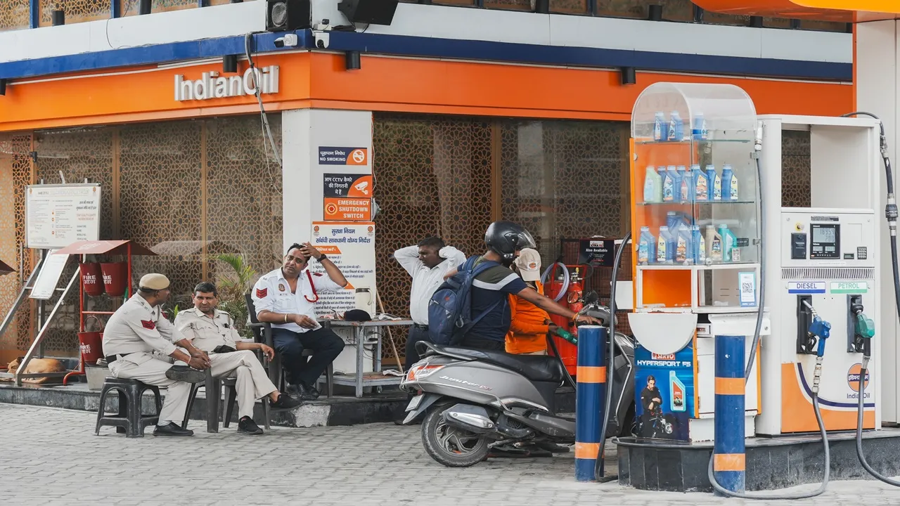 दिल्ली: पुराने वाहनों को आज से नहीं मिलेगा तेल, पेट्रोल पंपों पर लगाए गए ANPR, पुलिस की कई टीमें भी तैनात 