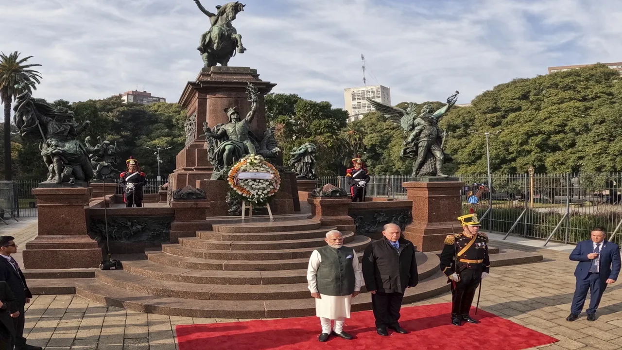 PM मोदी ने सैन मार्टिन स्मारक पर अर्पित की पुष्पांजलि, अर्जेंटीना के राष्ट्रपति संग से की द्विपक्षीय वार्ता