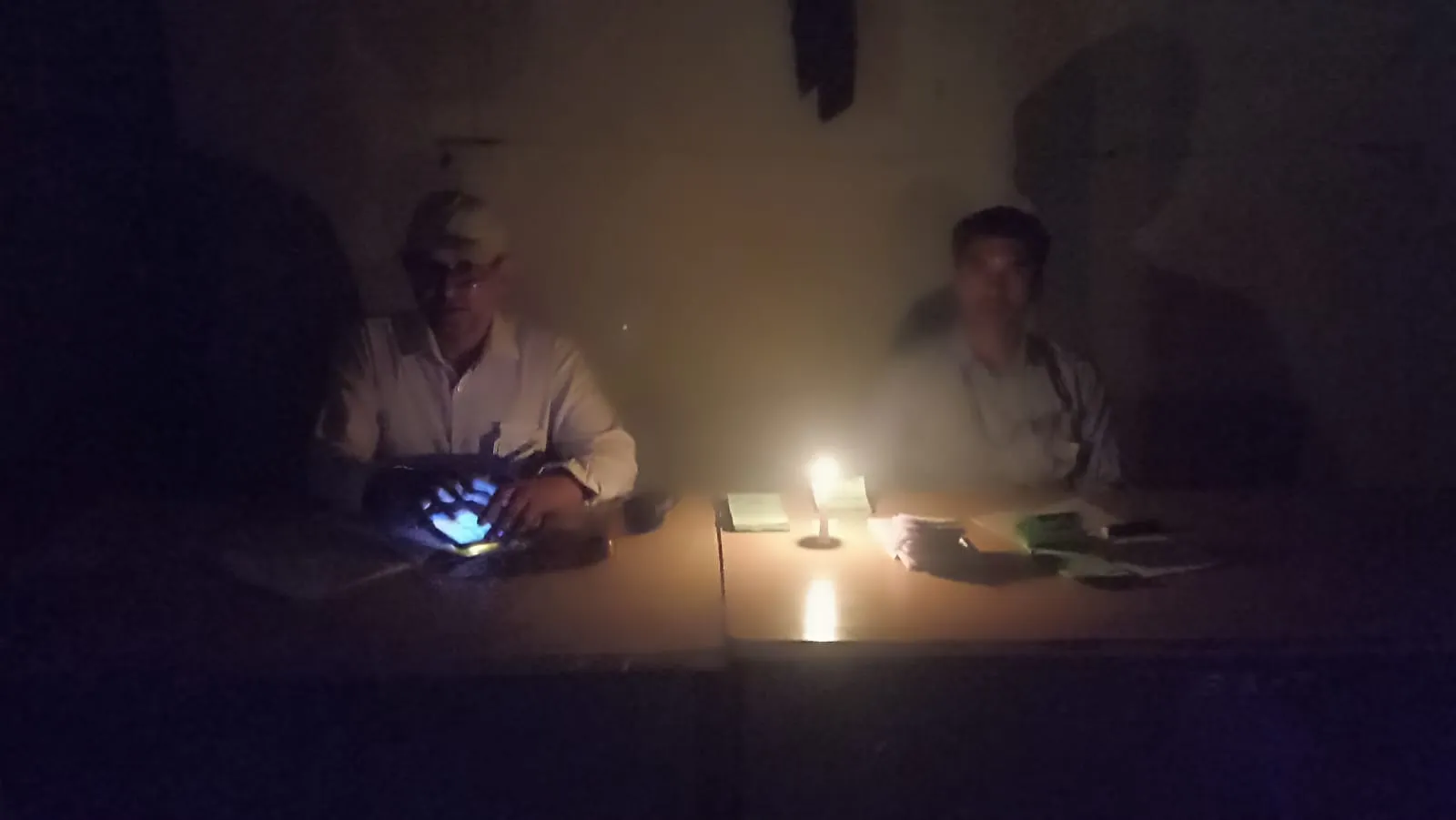 अव्यवस्था: सरियाताल में मोमबत्ती की रोशनी में हुआ मतदान