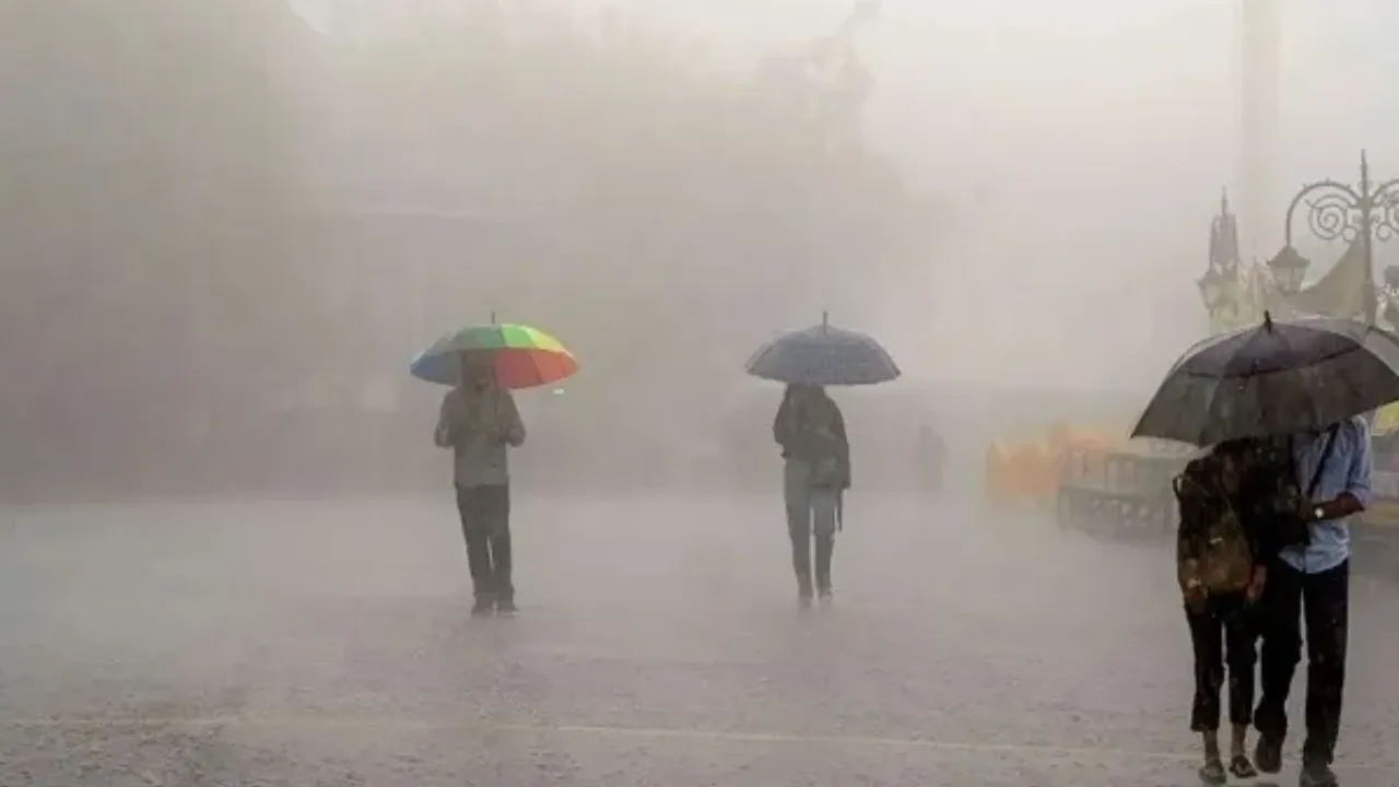 UP Monsoon: पश्चिमी यूपी के 16 जिलों में भारी बारिश का येलो अलर्ट जारी, जानें कब सुहाना होगा लखनऊ का मौसम