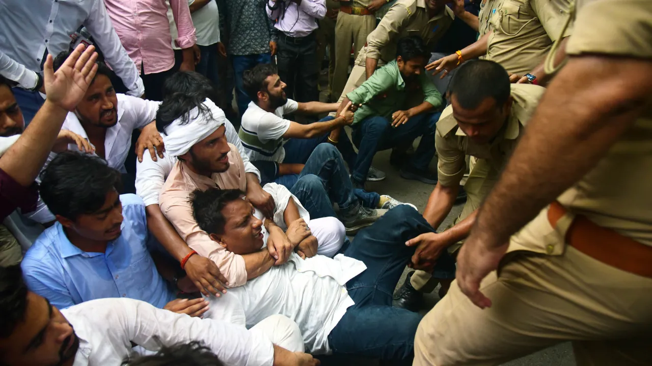 स्कूलों के विलय के विरोध में कांग्रेसियों ने किया प्रदर्शन, विधानसभा घेरने जाते समय पुलिस से भी हुई झड़प, देखें Photos