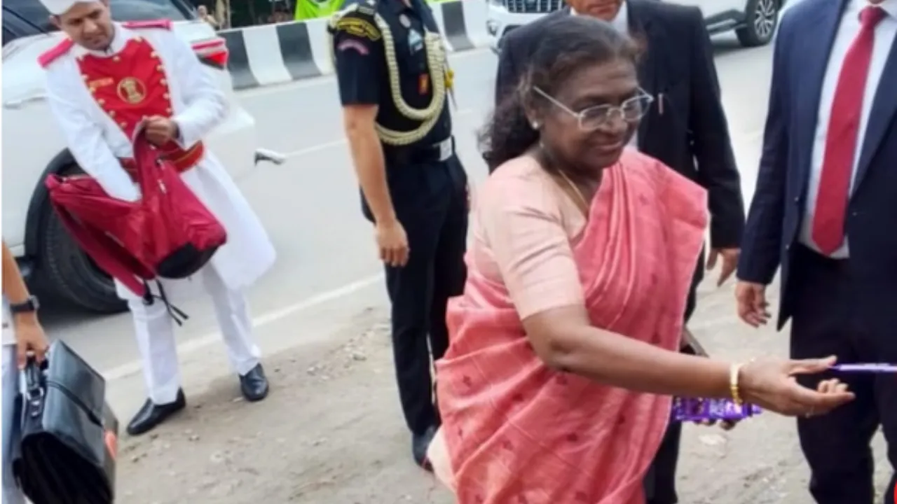 UP News: राष्‍ट्रपति द्रौपदी मुर्मू ने गोरखपुर में किया आयुष विश्‍वविद्यालय का लोकार्पण, बच्चों को बांटी चॉकलेट 