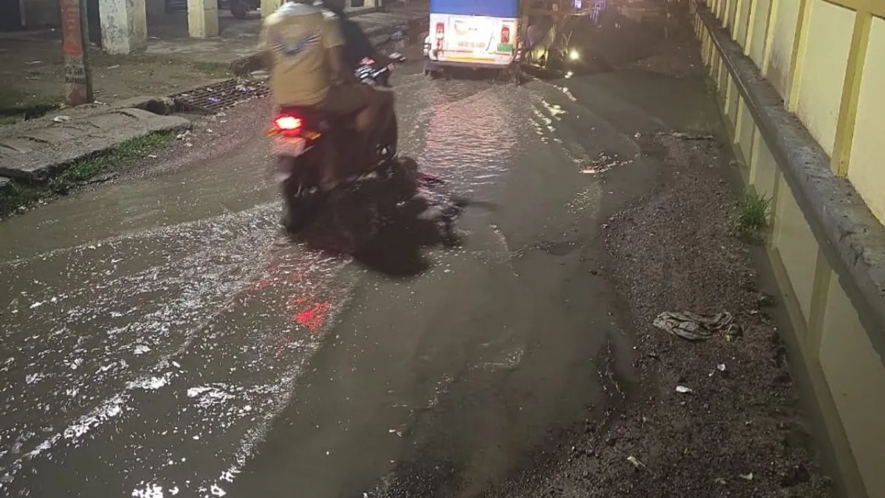 सरोजनी नगर में सड़कें बनी आफतः रास्तों पर एक फिट भरा पानी, गड्ढे बनी परेशानी, क्षेत्रीय पार्षद ने लिखा महापौर और नगर आयुक्त को पत्र