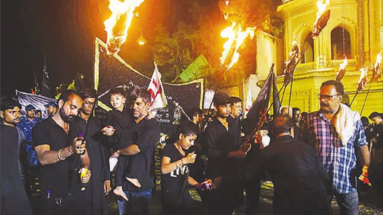 Muharram 2025: या सकीना या अब्बास की सदाओं से गूंज उठा माहौल, दरिया वाली मस्जिद से निकला अलम फातहे फुरात