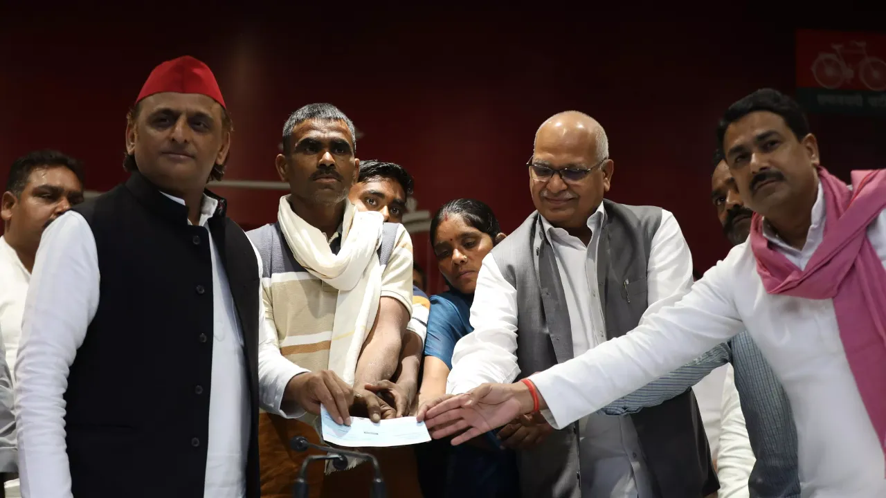 तेंदुए को धूल चटाने वाले शख्स को अखिलेश ने किया सम्मानित, दिए दो लाख रुपए