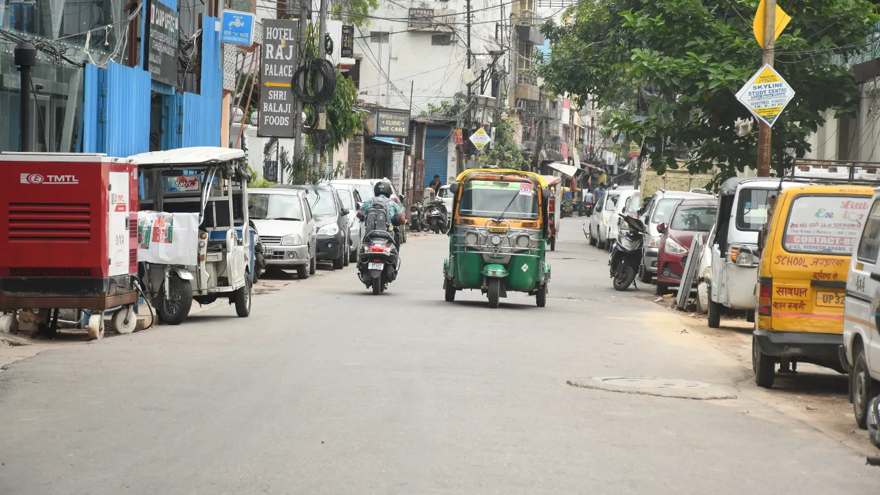 अमृत विचार आपके द्वारः सड़क के दोनों  किनारों पर बना रखी है पार्किंग, निकल सको तो निकलो... BBD वार्ड के उदयगंज चौराहे का बुरा हाल, देखें वीडियो 