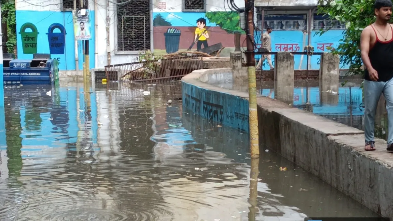 Lucknow News: जलभराव ने खोली दावों की कलई, कहीं भरा सड़कों पर पानी तो कहीं डूबी कार 