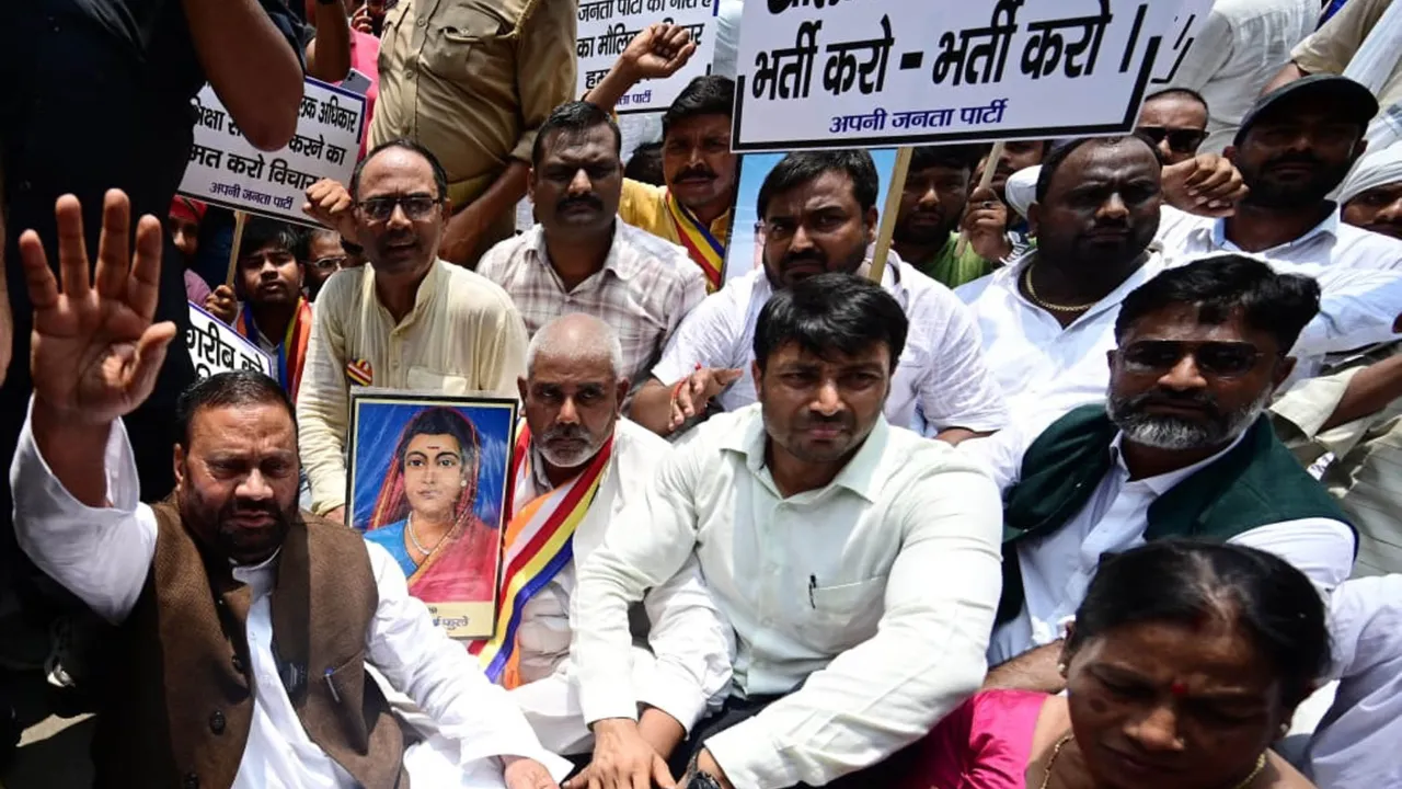 5 हजार स्कूलों को बंद करने को लेकर कांग्रेस ने किया विरोध, निकाला मार्च, एसडीएम को सौंपा ज्ञापन