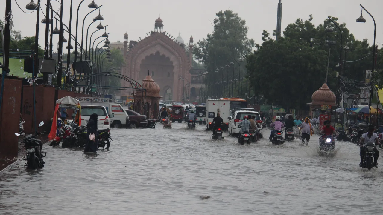 Monsoon in UP: यूपी में मानसून की जोरदार वापसी, 22 जिलों में भारी बारिश का अलर्ट जारी