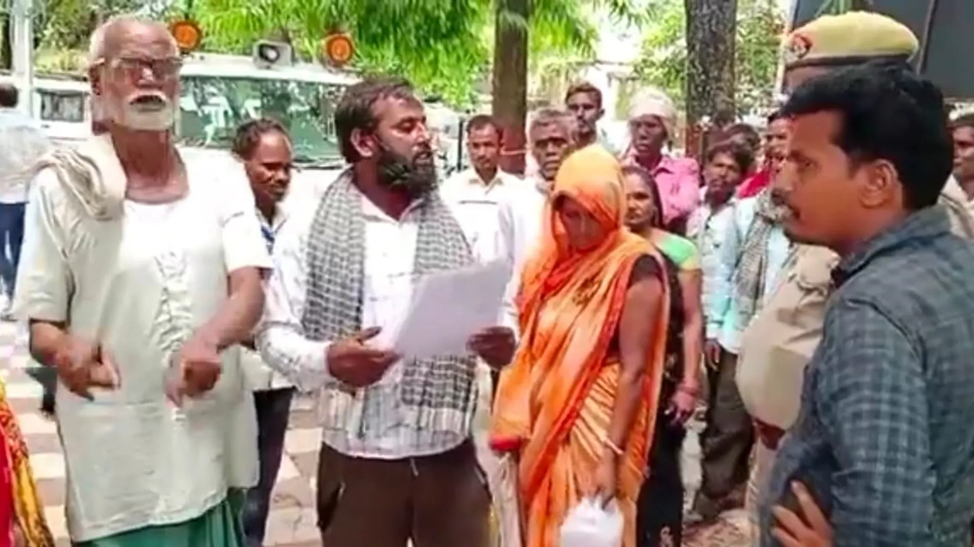 लखीमपुर खीरी : पेट्रोल लेकर डीएम कार्यालय पर पहुंचे परिजन, किया हंगामा