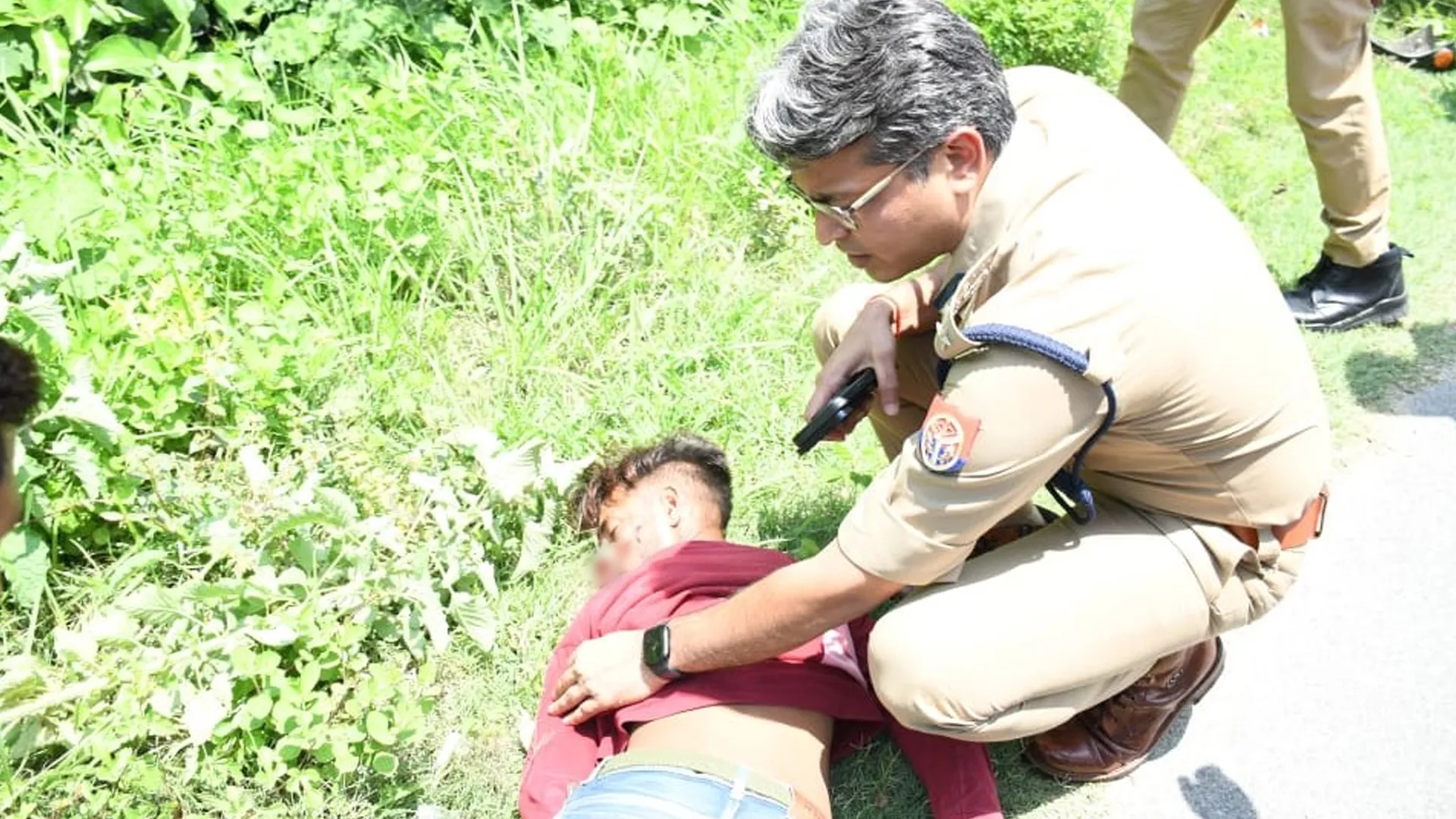 लखीमपुर खीरी : सड़क किनारे तड़प रहे घायल को देख एसपी ने रुकवाई कार, पुलिस वाहन से भेजा अस्पताल