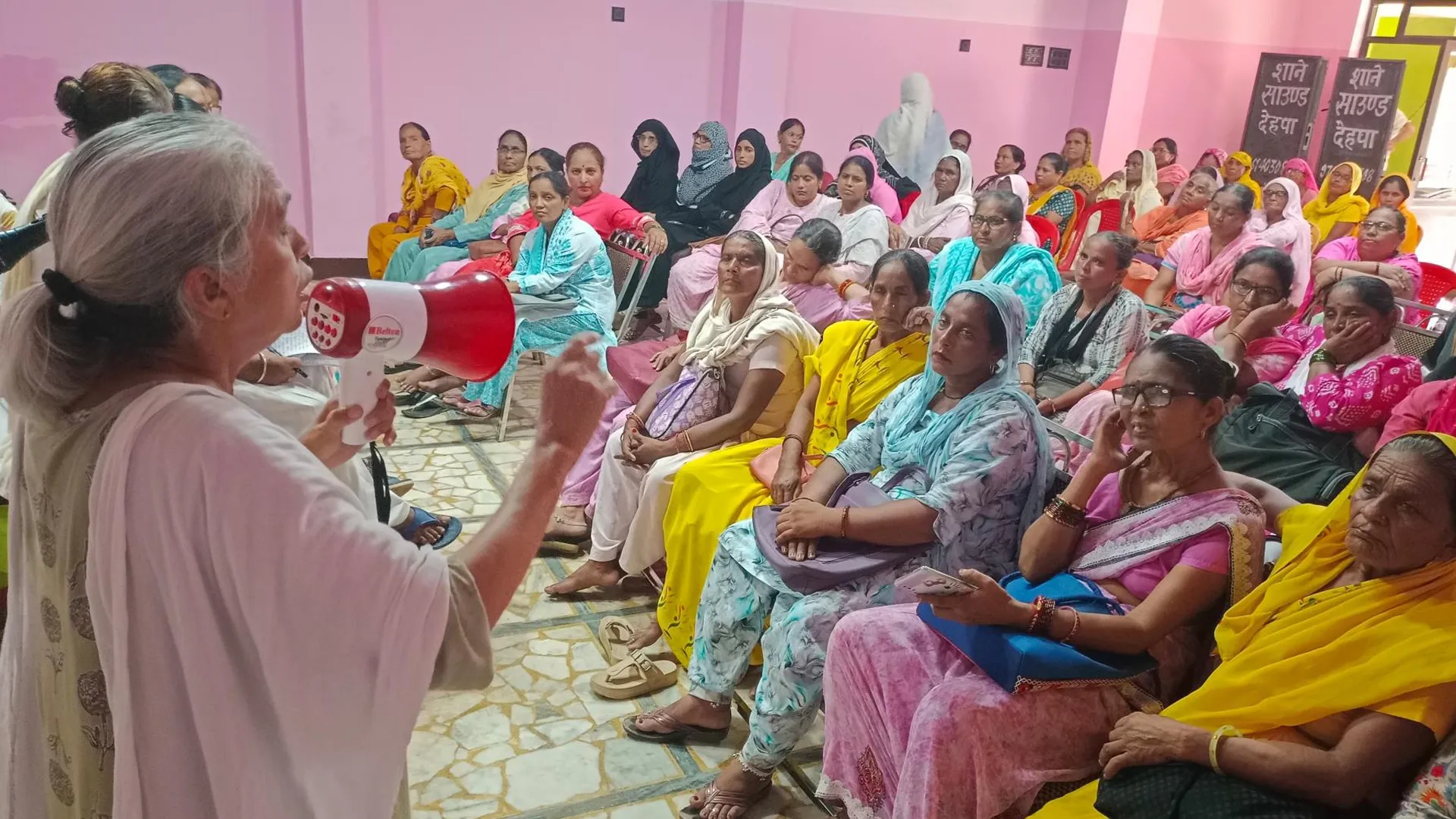 संभल : हक को लेकर आंगनबाड़ी कार्यकत्रियों ने उठाई आवाज