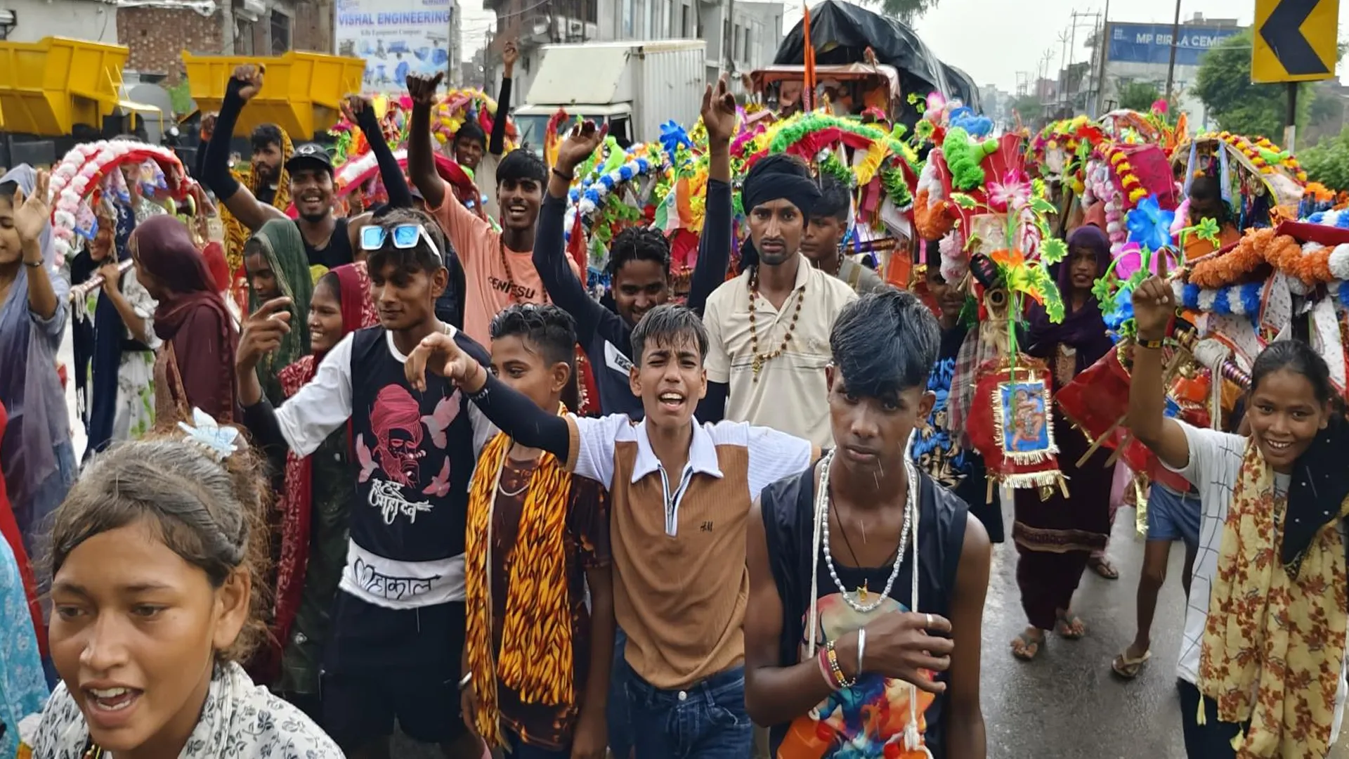 संभल : हर तरफ कांवड़ियों का रेला, जयकारों से गूंजा संभल