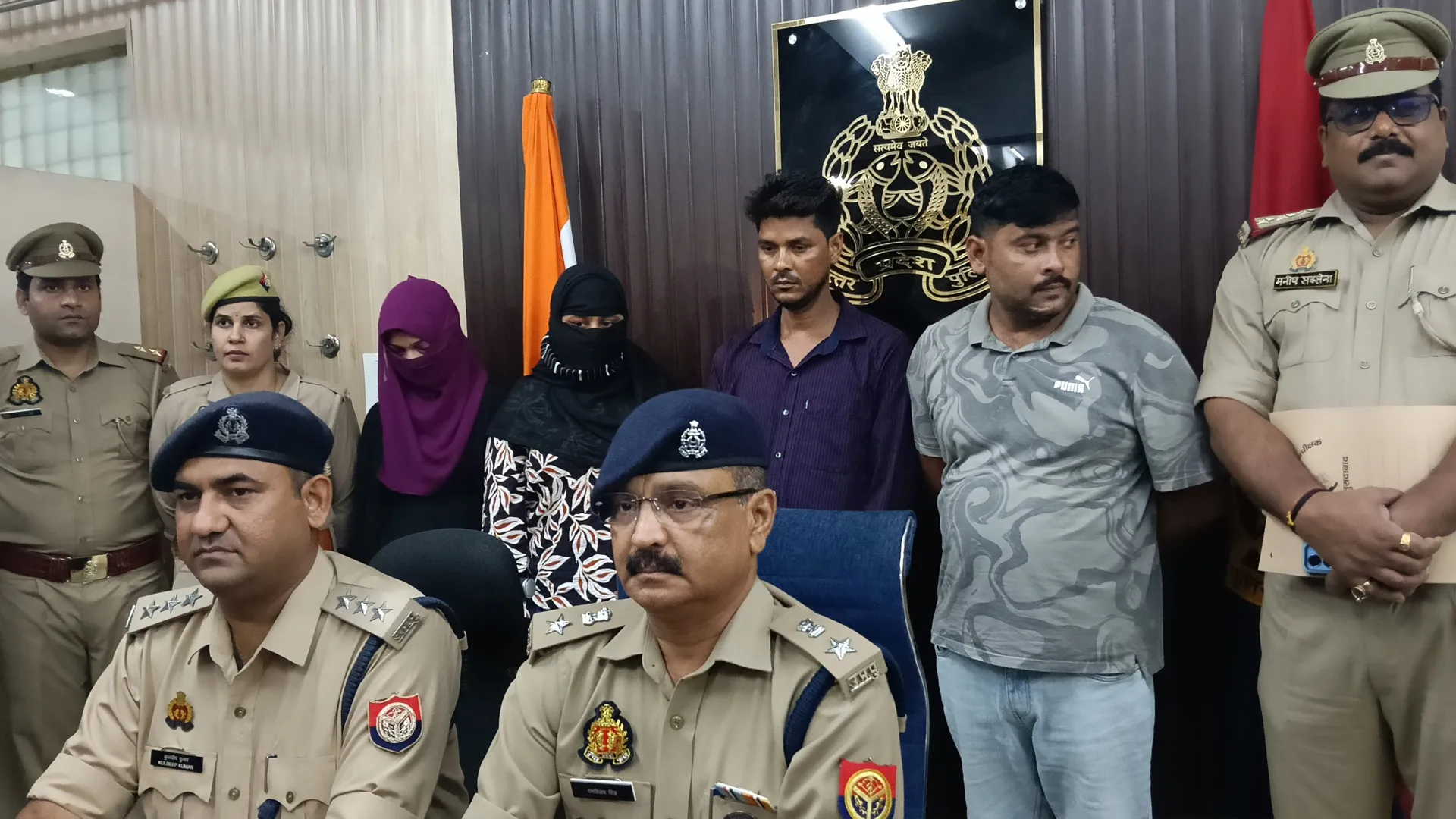 मुरादाबाद : हनीट्रैप गैंग का खुलासा: दो महिलाओं समेत चार गिरफ्तार