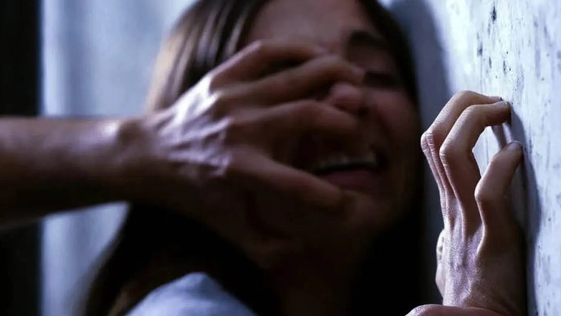 रामपुर : शौच करने गई किशोरी को बदमाशों ने दबोचा, शोर मचाने पर ब्लेड से हमला