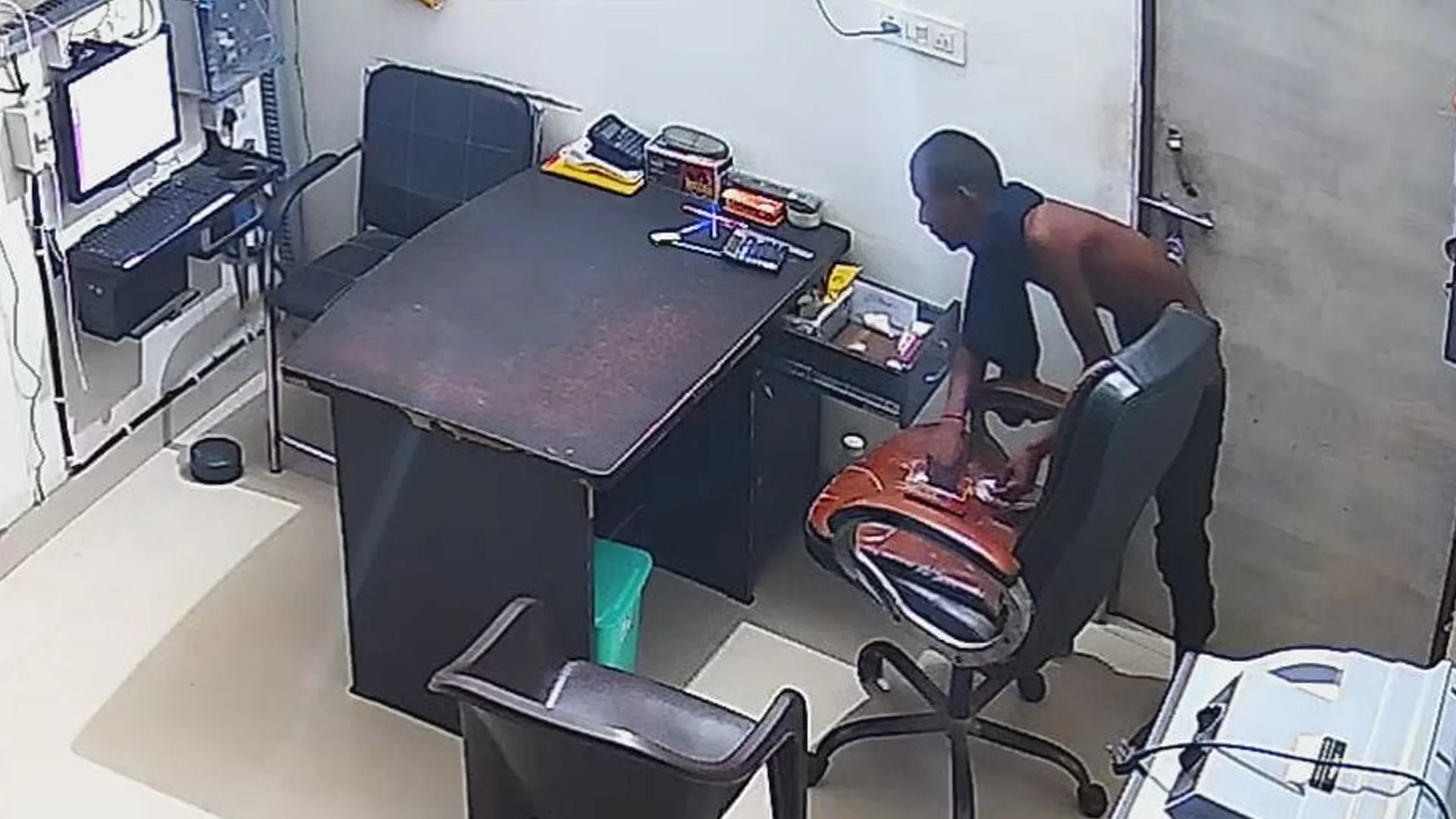 पीलीभीत: पेट्रोल पंप में चोरी की घटना सीसीटीवी में हुई कैद..चौकीदार की बाइक भी ले गया चोर