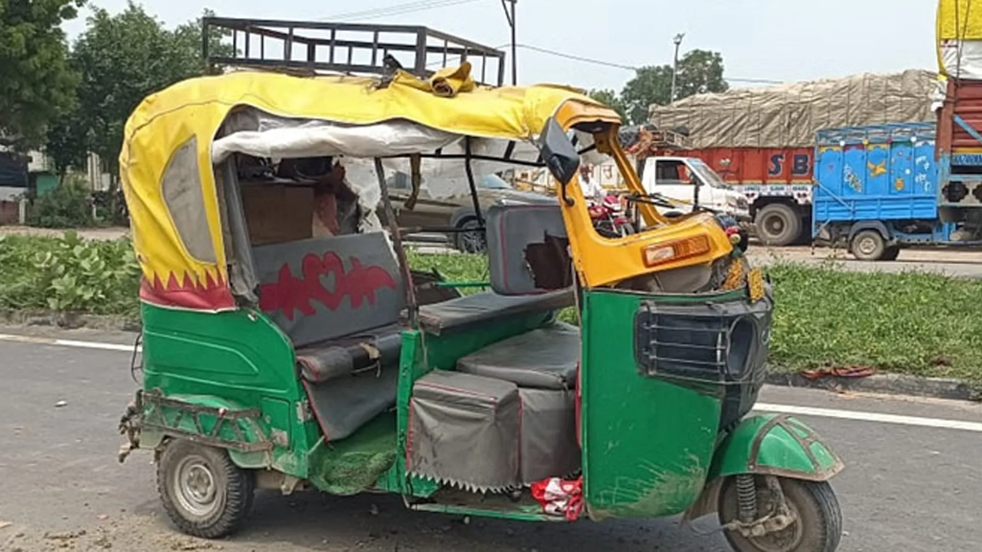 बरेली : भीषण सड़क हादसा...कार से बचते समय ट्रक ने मारी टक्कर, मां-बेटे की मौत