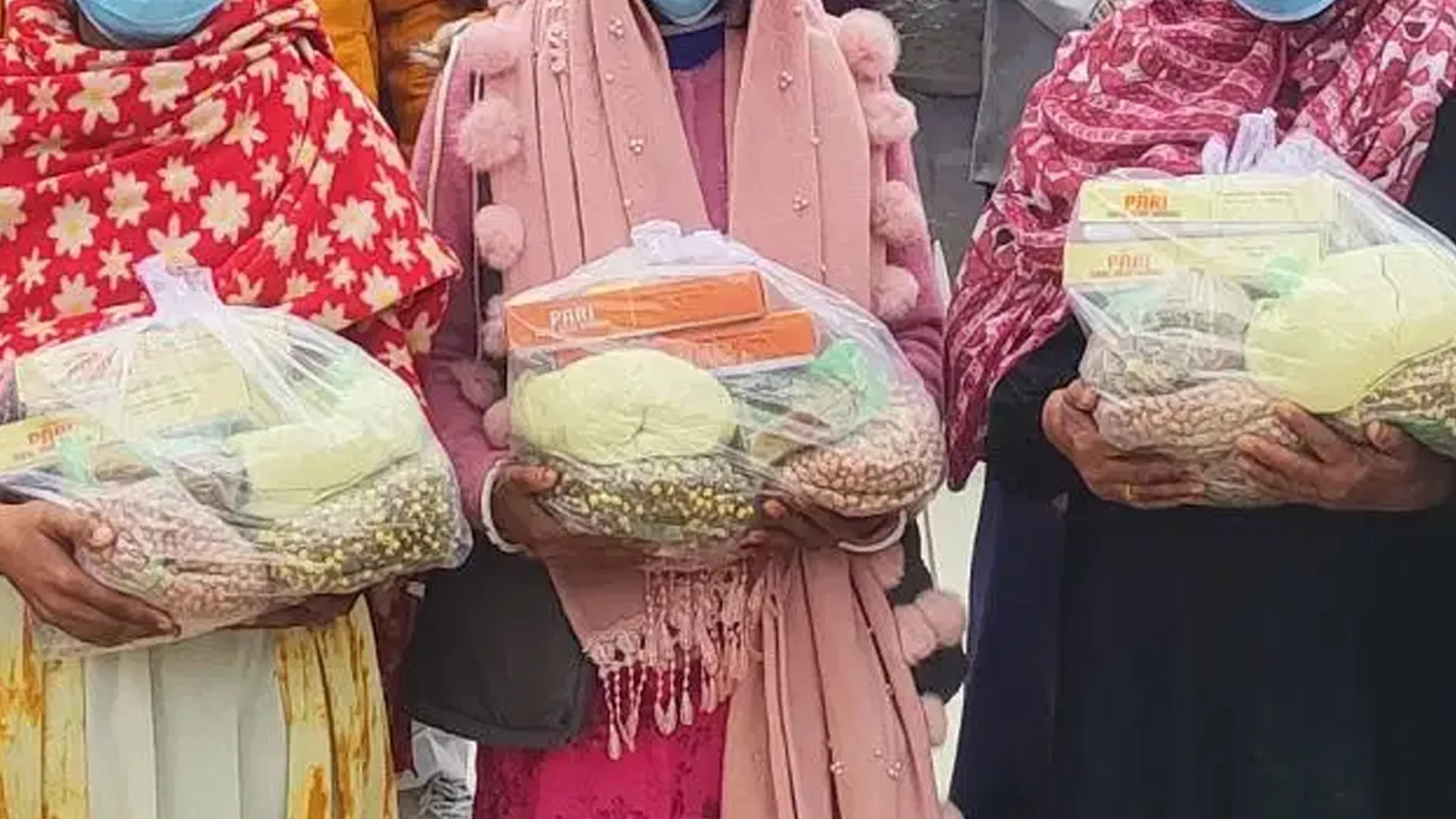 बदायूं : जिला क्षय रोग केंद्र पर 35 टीवी मरीजों को बांटी पोषण पोटली