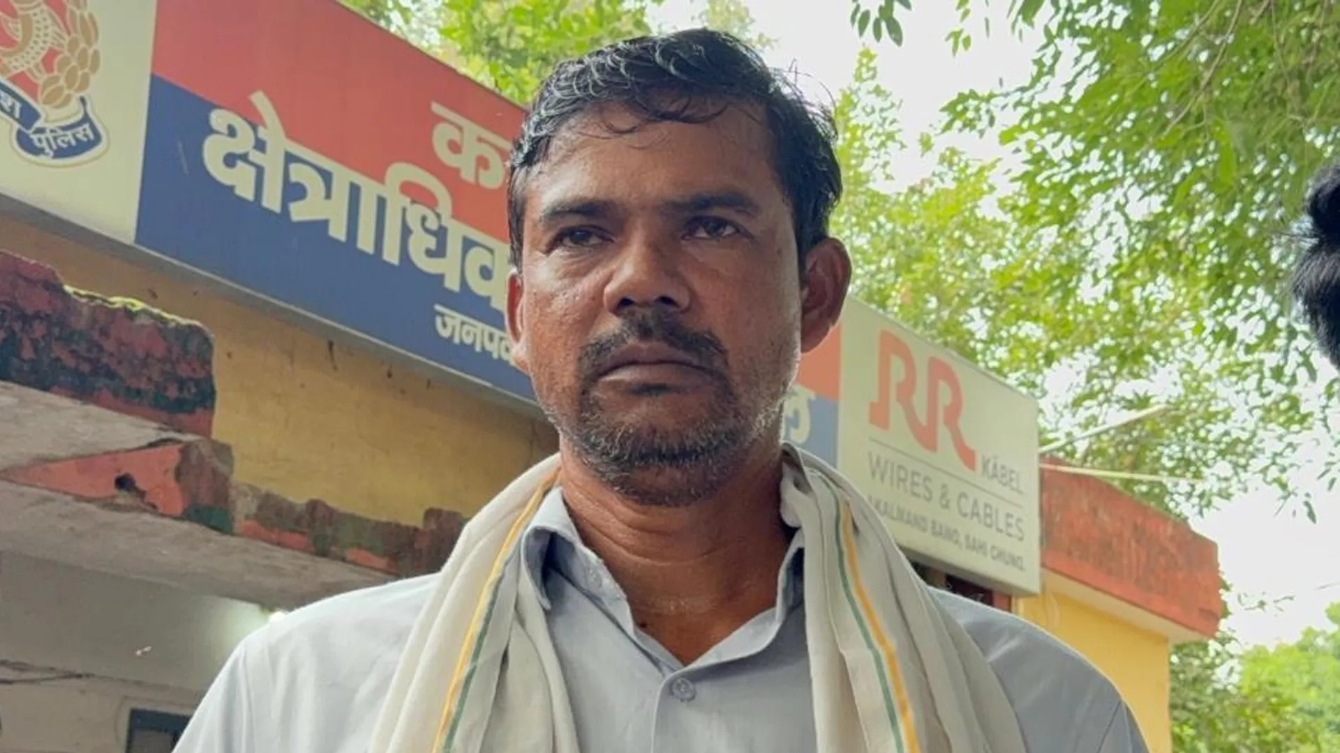 संभल : दरोगा ने ग्राम प्रधान को हवालात में बंद कर मारे 100 पट्टे, उधड़ गई खाल