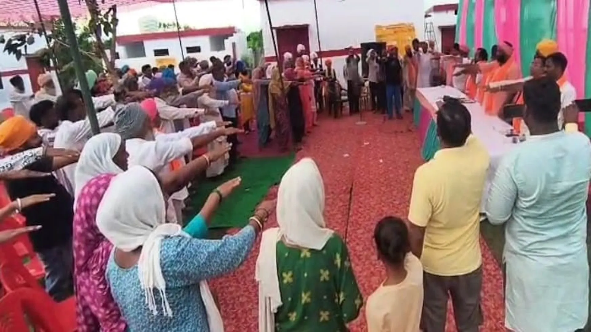 पीलीभीत : विहिप ने कराई छह लोगों की घर वापसी, धर्म परिवर्तन न करने की दिलाई शपथ