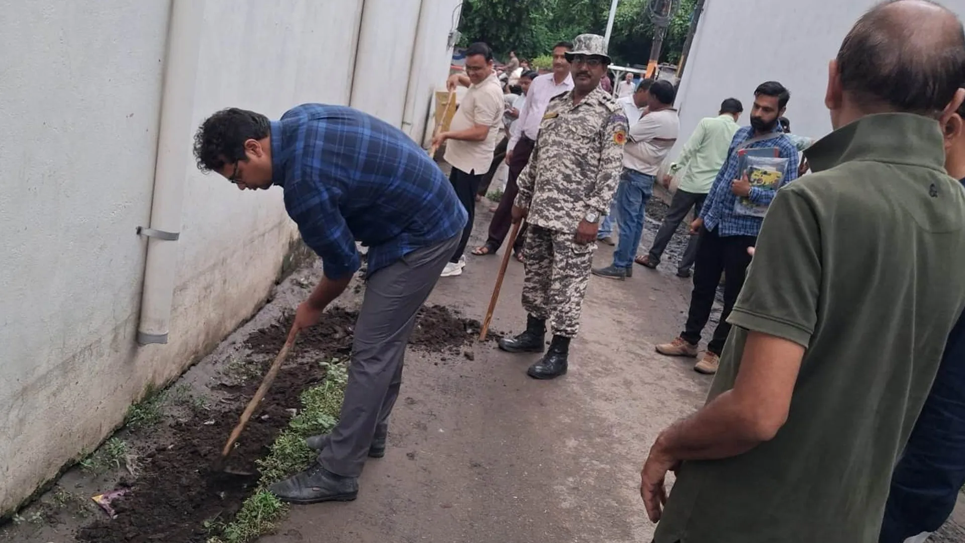 बरेली : नालियां चोक देख नगर आयुक्त ने खुद निकाली सिल्ट