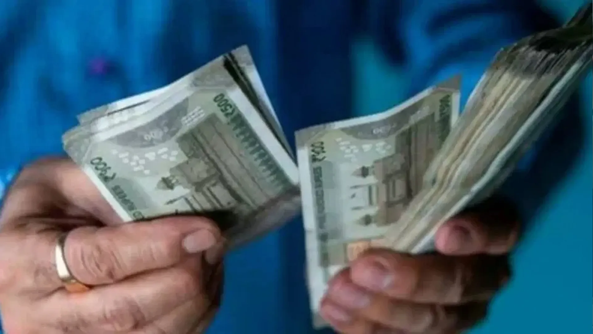 बदायूं : प्रशासनिक अधिकारी ने नियम विरूद्ध निकाली जीपीएफ धनराशि