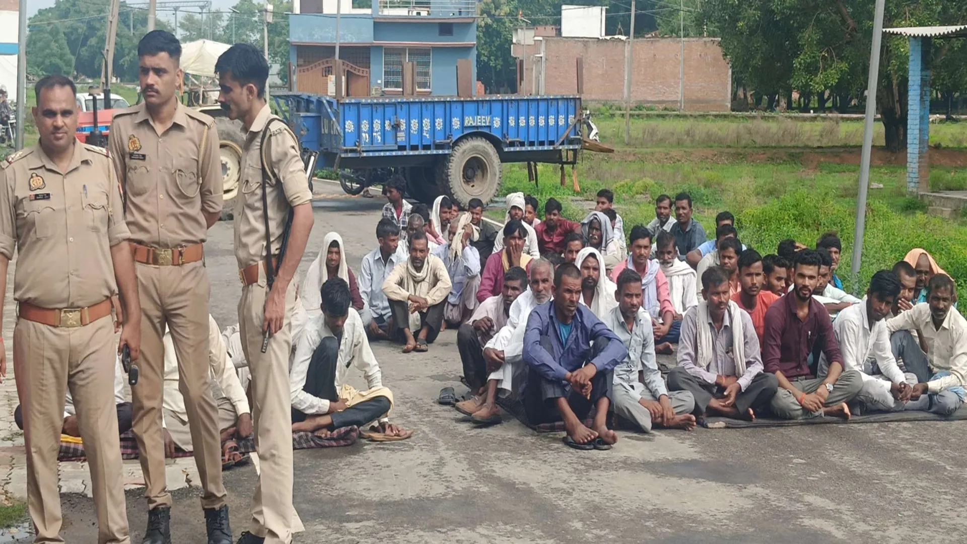 पीलीभीत: पूर्व मंत्री के घर के बाहर ग्रामीणों ने लगाया जाम, बीईओ के लिखित आश्वासन पर मानें..स्कूलों के विलय का मामला