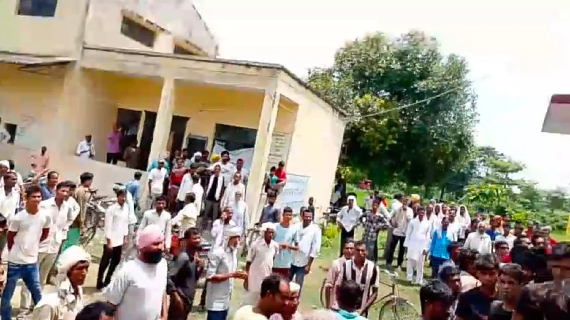 लखीमपुर खीरी : खाद के लिए पसीना बहाया, कर्मचारी ने थप्पड़ थमाया!