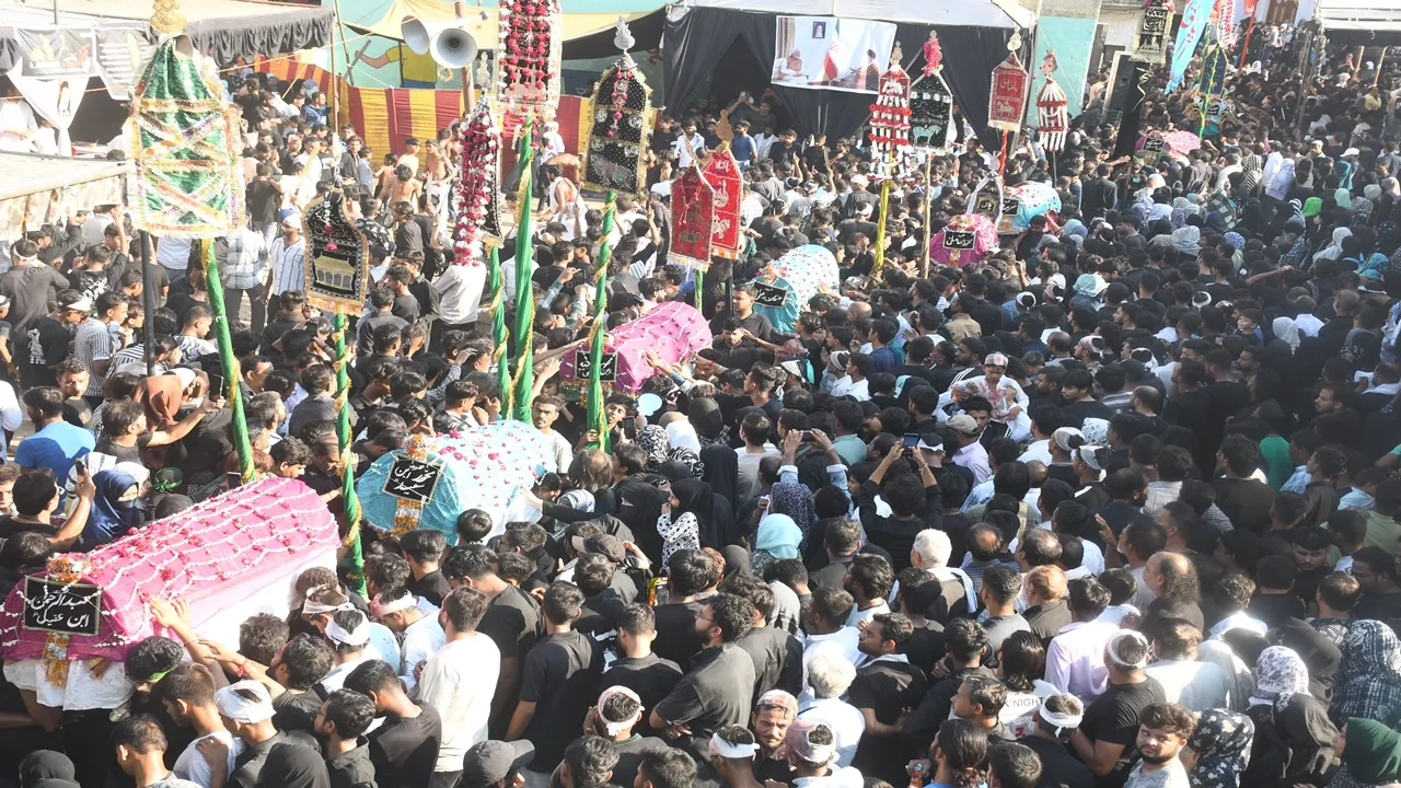 Muharram 2025: कर्बला के शहीदों की याद में निकला लुटा हुआ काफिला