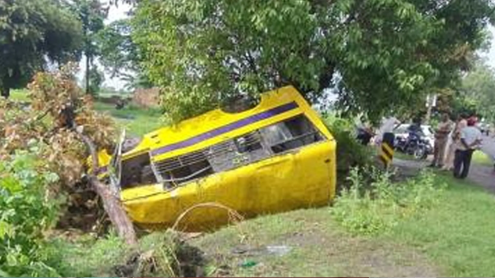 बिजनौर : स्कूल की बस पलटी, शिक्षिका सहित आठ बच्चे घायल