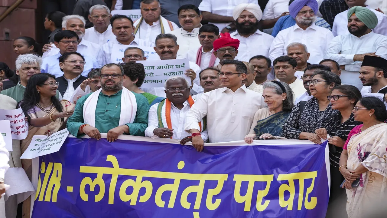 मानसून सत्र: सोनिया गांधी समेत कई विपक्षी सांसदों ने SIR के खिलाफ संसद परिसर में किया प्रदर्शन