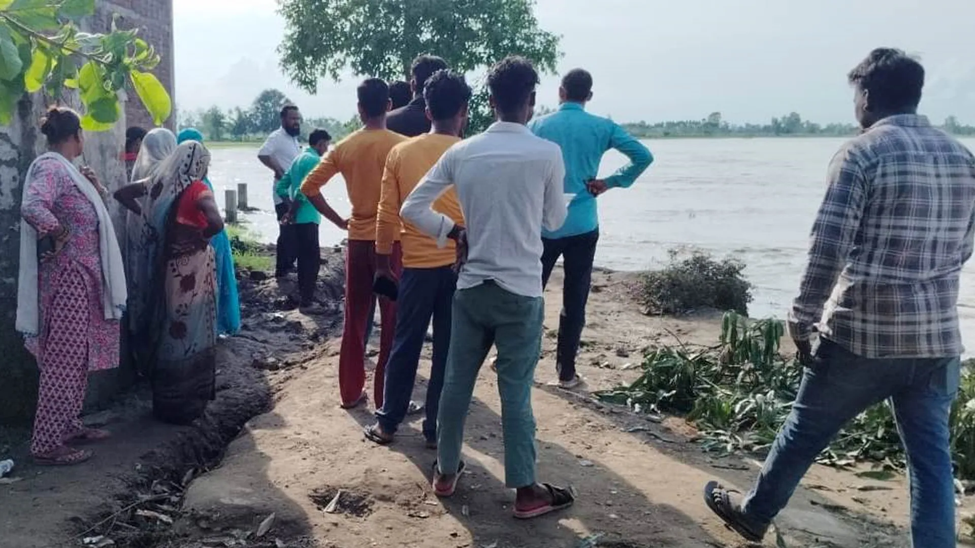 लखीमपुर खीरी : करसौर गांव में कटान ने पकड़ी रफ्तार, नदी में विलीन हो गए दो और घर