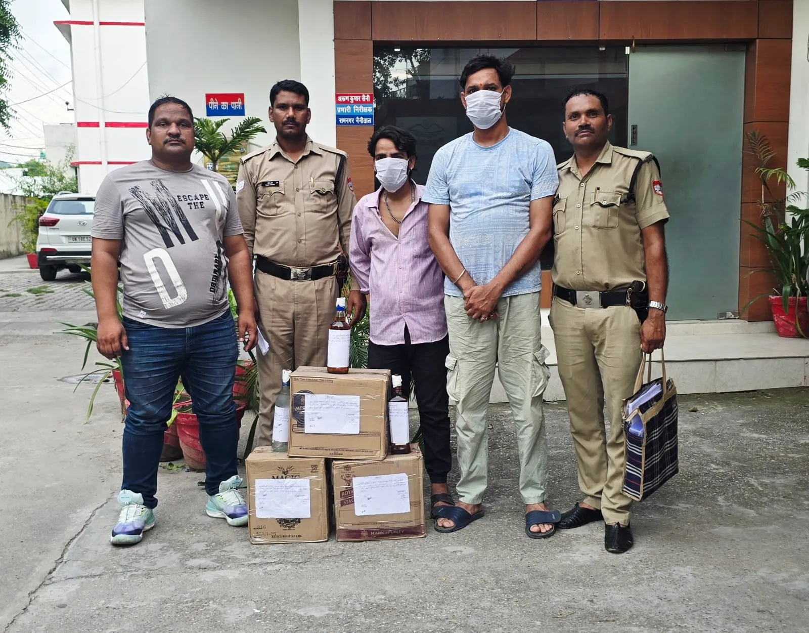 10 पेटी अंग्रेजी और देसी शराब के साथ चार तस्कर गिरफ्तार