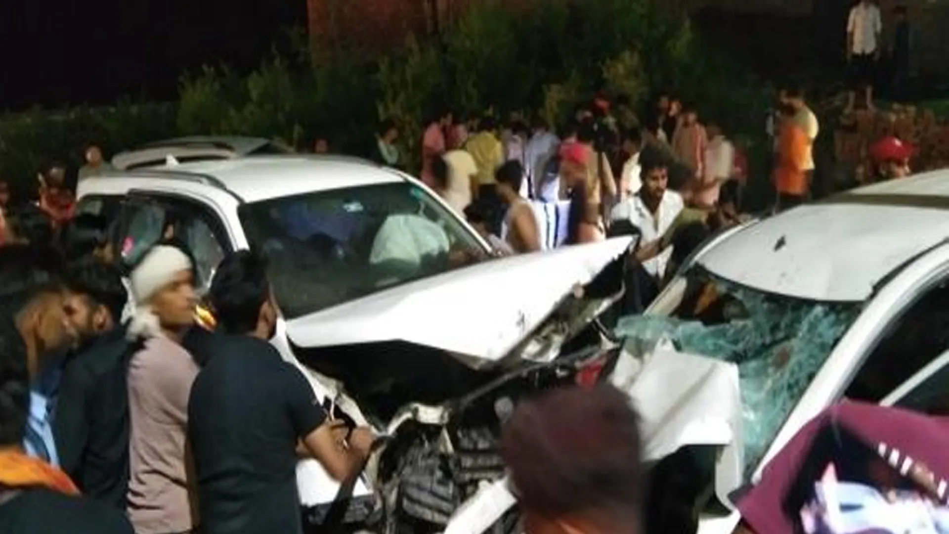 अमरोहा : दो कारों में आमने सामने की भिड़ंत, पांच लोग घायल